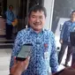 Bupati Garut Rudy Gunawan di depan kantornya Halaman Setda Garut (Liputan6.com/Jayadi Supriadin)