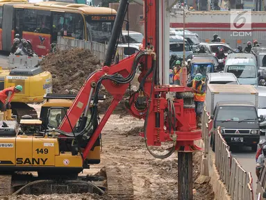 Pekerja melakukan aktivitas pembangunan underpass Matraman-Salemba, Jakarta, Rabu (5/7). Terkait pembangunan underpass Matraman-Salemba ruas jalan menuju Jatinegara mengalami penyempitan. (Liputan6.com/Helmi Fithriansyah)