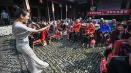 Seorang aktris tampil di kota kuno Longmen di Fuyang, Hangzhou, Provinsi Zhejiang, China timur, pada 20 Oktober 2020. Sebuah acara untuk menyambut Festival Sembilan Kembar yang akan datang, yang juga dikenal sebagai Festival Chongyang, diadakan di kota kuno itu pada Selasa (20/10). (Xinhua/Xu Yu)