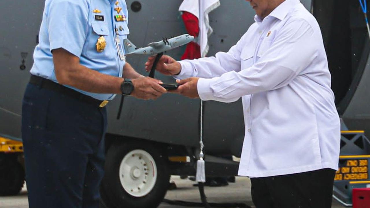 Menhan Prabowo Serah Terima Unit Kedua Pesawat C-130J Super Hercules ke KSAU