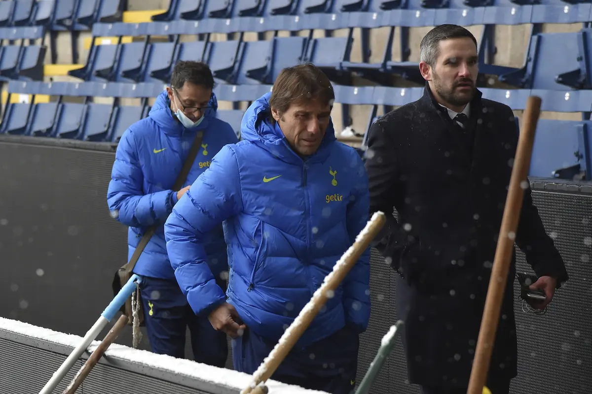 Stadion Diselimuti Salju, Laga Burnley Vs Tottenham Ditunda
