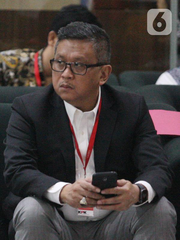 Sekretaris Jenderal PDIP Hasto Kristiyanto menunggu untuk dimintai keterangan penyidik di Gedung KPK, Jakarta, Jumat (24/1/2020). Hasto diperiksa sebagai saksi terkait kasus dugaan suap penetapan pergantian antarwaktu (PAW) anggota DPR 2019-2024. (merdeka.com/Dwi Narwoko)