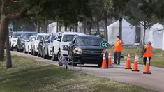 Warga berada dalam mobil saat menunggu vaksinasi virus corona COVID-19 drive-thru di Vista View Park, Davie, Florida, Amerika Serikat, 4 Januari 2021. Lokasi vaksinasi COVID-19 drive-thru tersebut disiapkan untuk penduduk Broward yang berusia 65 tahun ke atas. (Joe Raedle/Getty Images/AFP)