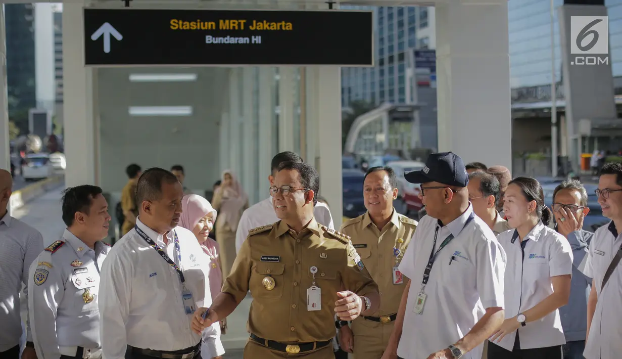 Gubernur DKI Jakarta Anies Baswedan (tengah) meninjau Halte TransJakarta Bundaran Hotel Indonesia (HI) yang terintegrasi dengan moda raya terpadu (MRT), Senin (25/3). Halte Bundaran HI menjadi halte TransJakarta pertama yang terintegrasi dengan Stasiun MRT. (Liputan6.com/Faizal Fanani)