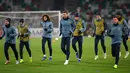 Bek Chelsea, Garry Cahill bersama rekan-rekannya melakukan pemanasan saat sesi latihan jelang menghadapi wakil Belarusia, BATE Borisov pada grup L Liga Eropa di stadion Dinamo, di Minsk, Belarusia (8/11). (AP Photo/Sergei Grits)
