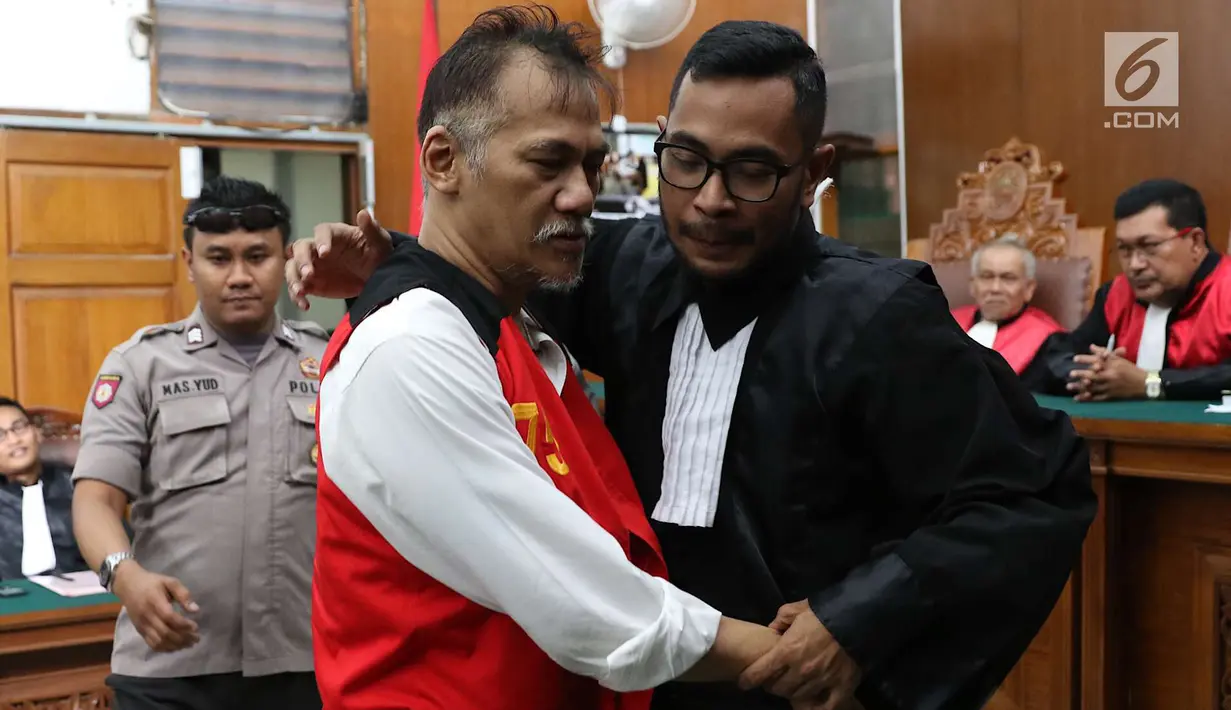 Terdakwa Tio Pakusadewo memeluk kuasa hukumnya usai menjalani sidang putusan kasus kepemilikan narkoba di Pengadilan Negeri (PN) Jakarta Selatan, Selasa (24/7). (Liputan6.com/Immanuel Antonius)