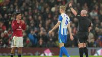 Shea Lacey dari Manchester United menerima kartu merah selama pertandingan putaran ketiga Piala FA antara Manchester United dan Brighton di Manchester, Inggris, Minggu, 11 Januari 2026. (AP Photo/Jon Super)