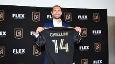 Bek Giorgio Chiellini berpose dengan jerseynya setelah diperkenalkan oleh Los Angeles FC selama konferensi pers di Stadion Banc of California di Los Angeles, California (29/6/2022). Los Angeles FC mengumumkan perekrutan eks palang pintu Juventus dan timnas Italia itu pada 13 Juni 2022 lalu. (Kevork Djansezian/Getty Images/AFP)
