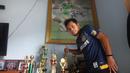 Andik Vermansah berfoto di depan piala yang pernah diraihnya. Selain berlibur ke Lombok, Andik juga mengadakan syukuran sukses meraih gelar juara Piala Malaysia bersama Selangor FA. (Bola.com/Zaidan Nazarul)