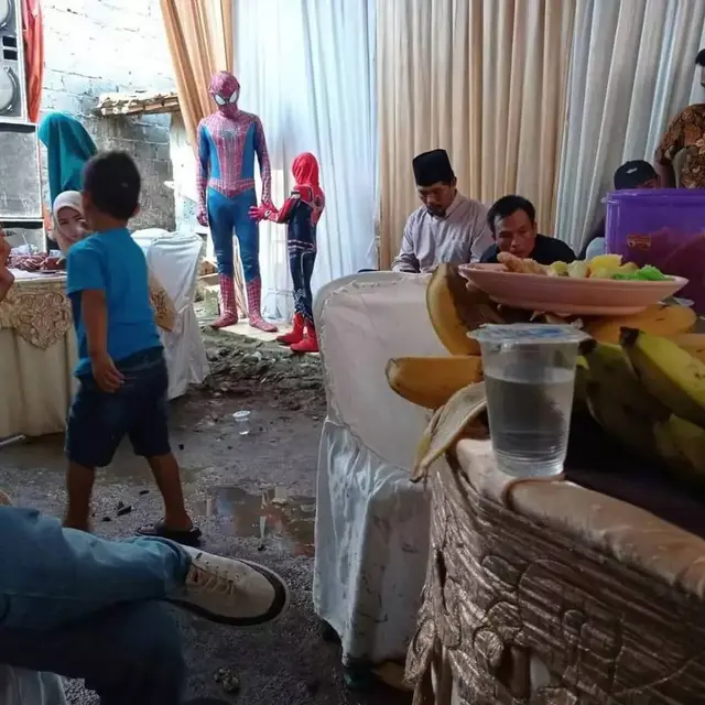 10 Penampilan Kocak Tamu di Acara Kondangan Ini Bikin Tepuk Jidat