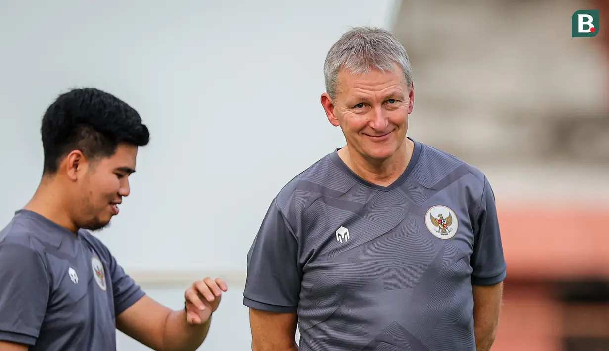 Ekspresi konsultan pelatih Timnas Indonesia U-17, Frank Wormuth saat latihan resmi Timnas Indonesia U-17 jelang laga penentu Grup A Piala Dunia U-17 2023 melawan Timnas Maroko U-17 yang berlangsung di Stadion Gelora 10 November, Tambaksari, Surabaya,  Rabu (15/11/2023). (Bola.com/Bagaskara Lazuardi)