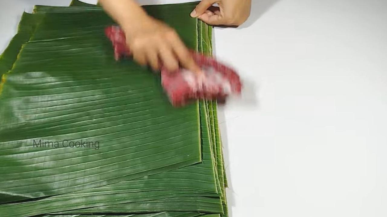<b>Siapkan Daun Pisang dan Plastik</b>