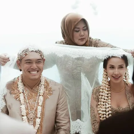 Berwajah Bule, Estelle Linden Tampil Ayu dengan Balutan Kebaya di Hari Pernikahan