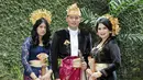 <p>Pada kesempatan ini, Almira Tunggadewi Yudhoyono juga ikut mengenakan kebaya khas Bali. Nuansa biru tua pada kebaya dengan kain songket bali keunguan memberikan paduan warna yang seru dan lebih atraktif dipakai oleh anak muda. (Foto: Istimewa/ Bintang Radityo).</p>