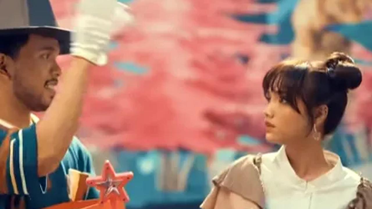 Mantan kekasih ini tampil profesional saat membintangi video klip bareng. Keduanya terlihat tak canggung.