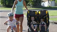 Dorong stroller anak sembari berlari, buat Anda bisa berolahraga sekaligus asuh anak. (Foto: Instagram/staystrongmummy)