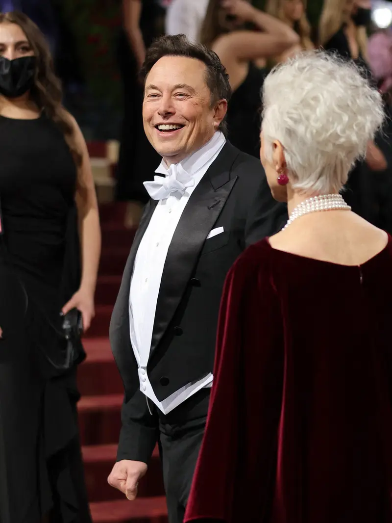 FOTO: Elon Musk Bawa Ibunya yang Supermodel ke Met Gala 2022