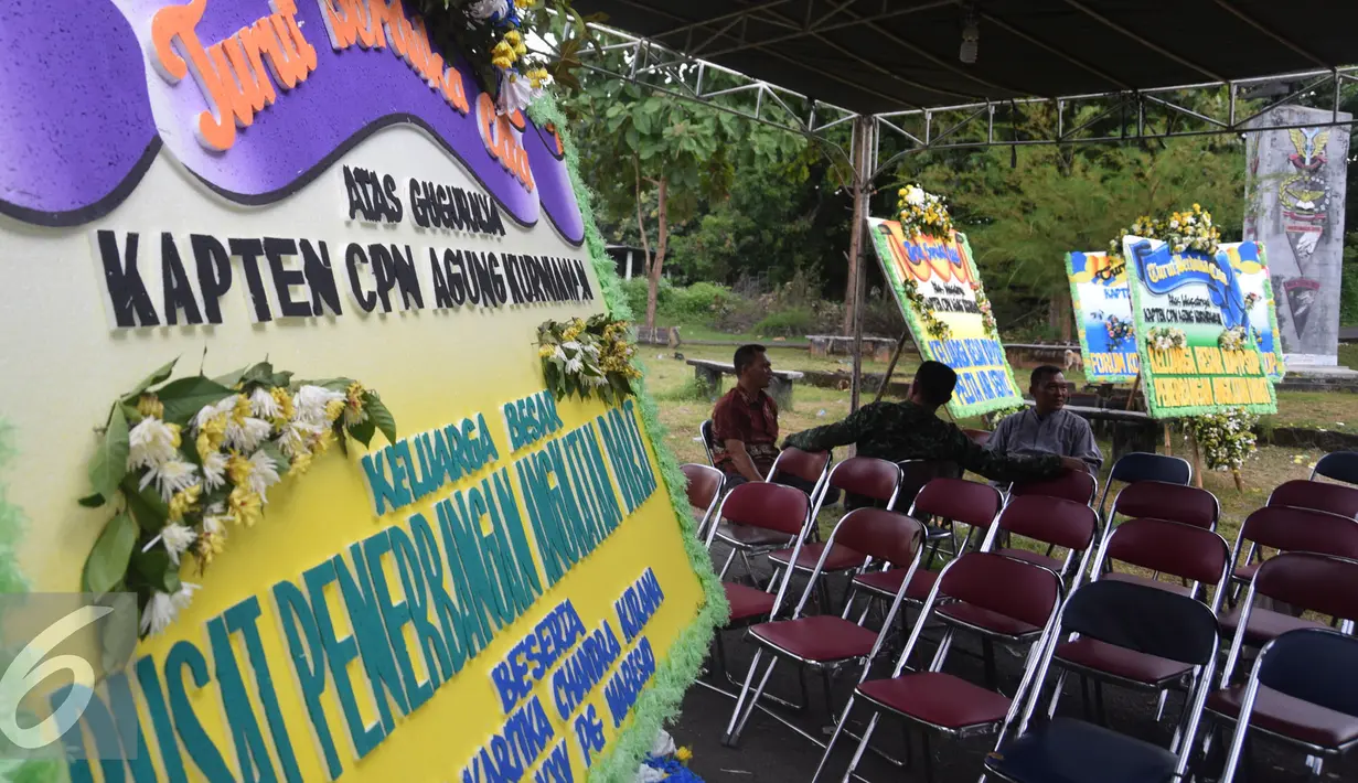 Suasana rumah duka Kapten Cpn Agung Kurniawan di Semarang, Senin ( 21/3). Kapten Agung adalah satu dari 13 korban meninggal pada kecelakaan helikopter Bell 412 milik TNI AD di Poso, Sulawesi Tengah. (Liputan6.com/Gholib)