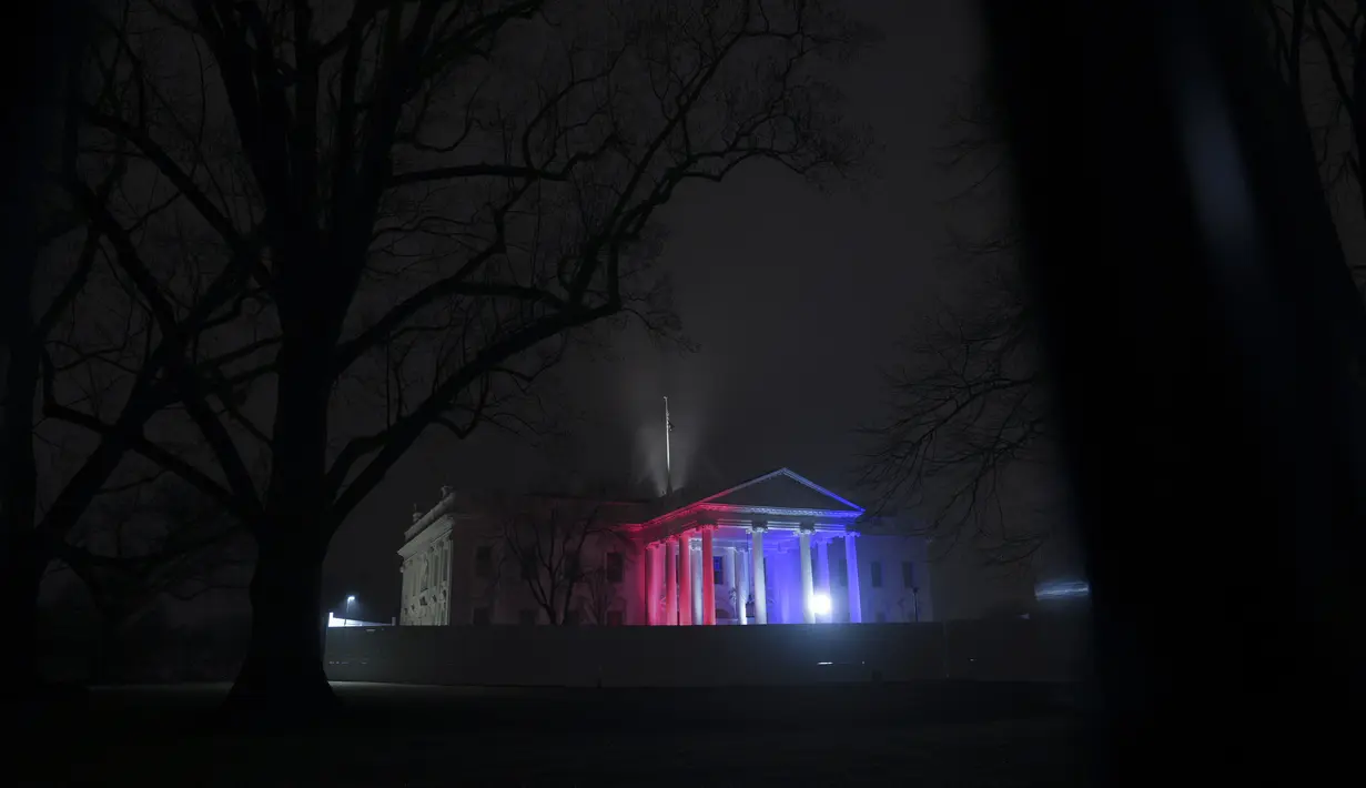 Gedung Putih diterangi dengan warna merah, putih dan biru untuk mendukung Tim Olimpiade dan Paralimpiade AS pada 03 Februari 2022 di Washington, DC. Olimpiade Musim Dingin Beijing 2022 berlangsung mulai 4 hingga 20 Februari. (Win McNamee/Getty Images/AFP)
