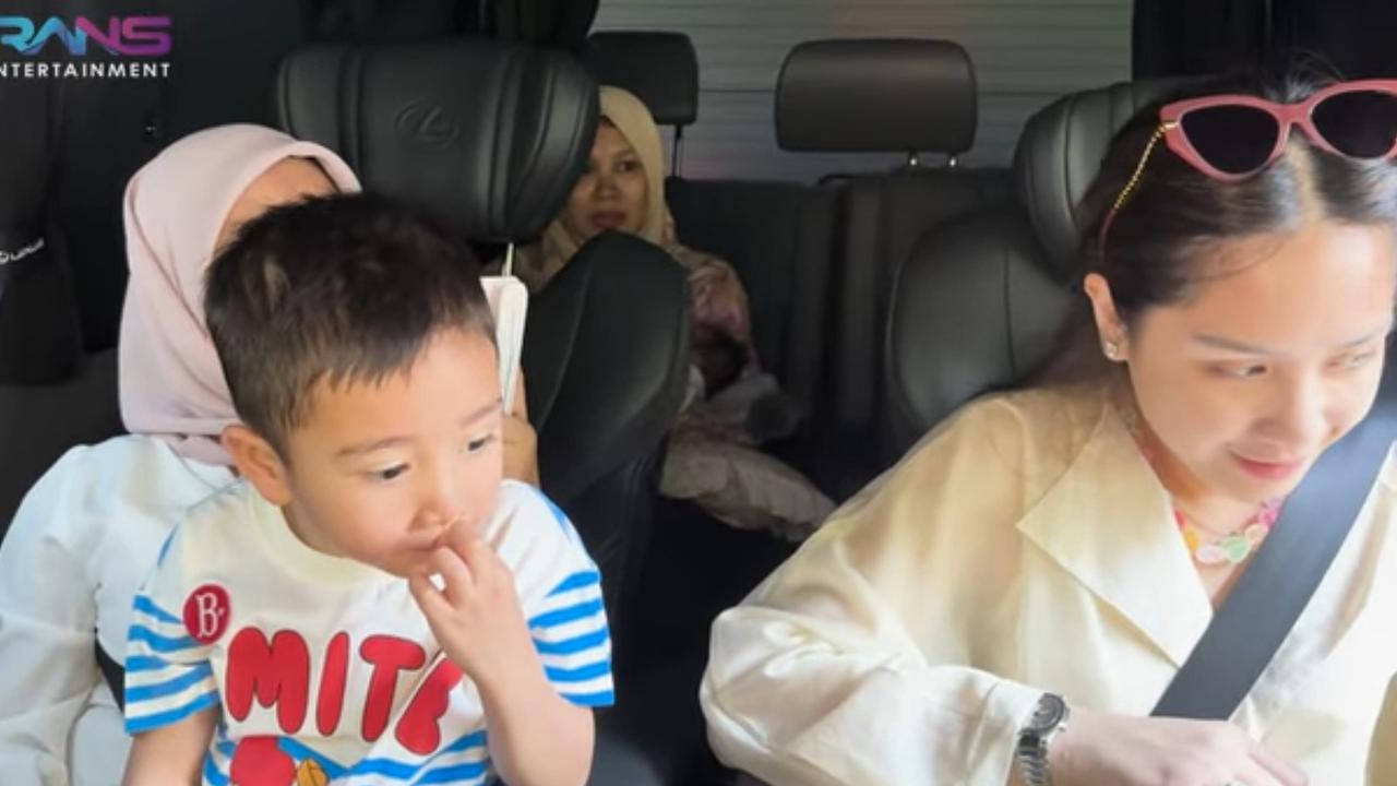 Potret Rafathar Cium Bayi Disorot, Nagita Slavina Kembali Adopsi Anak Setelah Baby Lily?