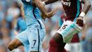 Raheem Sterling saat membawa bola dari kejaran pemain West Ham United, Arthur Masuaku di liga Inggris di Stadion Etihad, Inggris (28/8). Pemain 21 tahun ini hanya mampu buat 11 gol dan 10 assist di seluruh kompetisi musim lalu. (Reuters/Darren Staples)