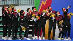 Indonesia harus puas meraih medali perak usai ditaklukkan Thailand pada laga final beregu putri SEA Games 2021. Srikandi Indonesia kalah dengan skor 0-3 dari Thailand. (AP/Achmad Ibrahim)