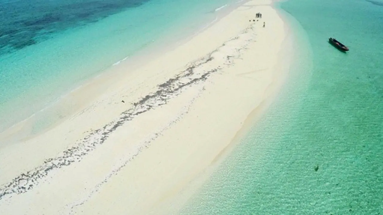 Pantai Ngurtafur, Berjalan di 'Garis' Pasir Putih Nan Hangat
