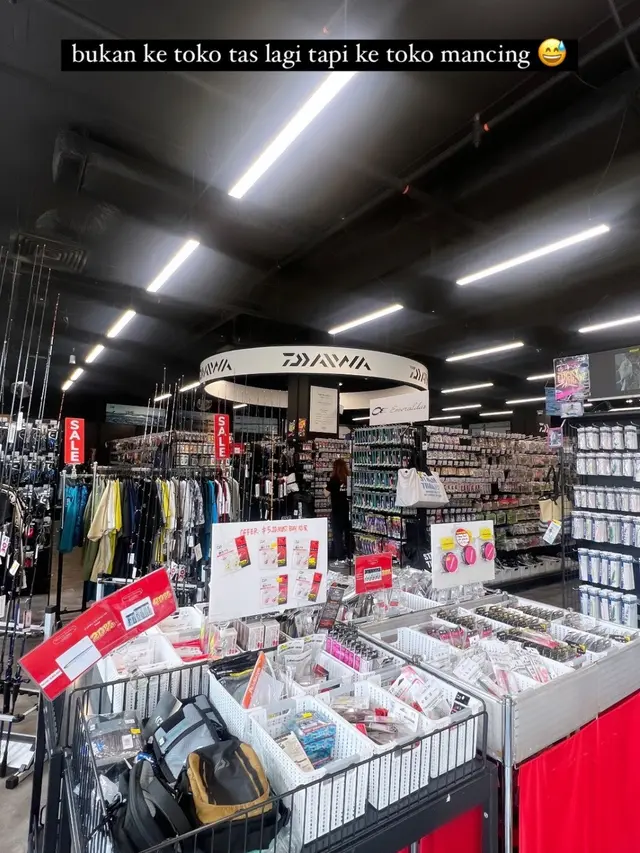 Prilly Latuconsina belanja alat pancing di Singapura. [Foto: Instagram Stories/prillylatuconsina96]