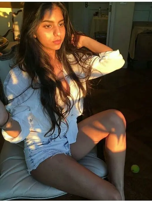 Foto seksi terbaru yang diunggah Suhana memperlihat tubuhnya yang seksi menggunakan kemeja berwarna putih dengan celana pendek denim dan memperlihatkan kakinya yang jenjang. (Instagram/suhana_khan3)