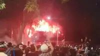 Gedung Negara Grahadi Dijarah Massa Berpakaian Hitam, Kasur hingga Kursi Kantor Dibawa