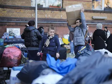 Orang-orang menyortir dan mengepak persediaan bantuan di tempat pengumpulan untuk komunitas Turki di Berlin, Jerman, Selasa, 7 Februari 2023. Ratusan anggota komunitas Turki di Berlin berbondong-bondong ke sekolah musik di ibu kota Jerman untuk menyumbangkan bantuan kemanusiaan setelah selatan Turki dan Suriah utara dilanda gempa bumi ganda pada Senin, 6 Februari 2023. (AP Photo/Markus Schreiber)