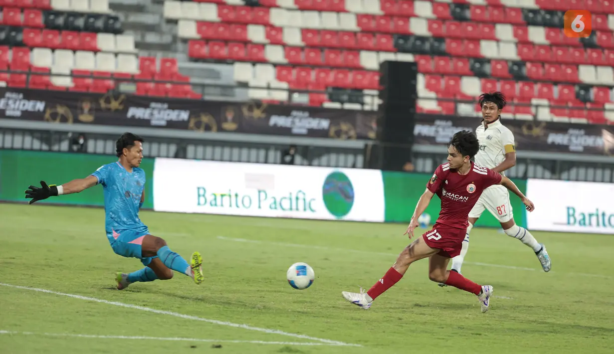 Pemain Persija Jakarta Victor Dethan melepaskan tembakan yang berbuah gol ke gawang Arema FC pada pertandingan perebutan tempat ketiga Piala Presiden 2026 di Stadion Kapten I Wayan Dipta, Gianyar, Bali, Kamis (6/8/2026). Gol pada menit ke-87 tersebut memastikan kemenangan Persija Jakarta 3-1 sekaligus membawa Macan Kemayoran finis di peringkat ketiga turnamen. (KLY/Budy Santoso)