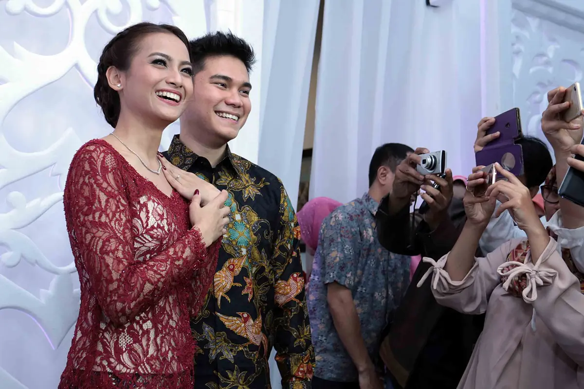 Acha Septriasa dan Vicky Kharisma menggelar acara lamaran pada Minggu (4/11/2016) siang. (Deki Prayoga/Bintang.com) 