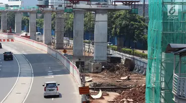 Suasana proyek LRT yang sepi aktivitas di Jalan HR Rasuna Said, Jakarta, Selasa (1/5). Peringatan Hari Buruh membuat sejumlah proyek meliburkan para pekerjanya. (Liputan6.com/Immanuel Antonius)