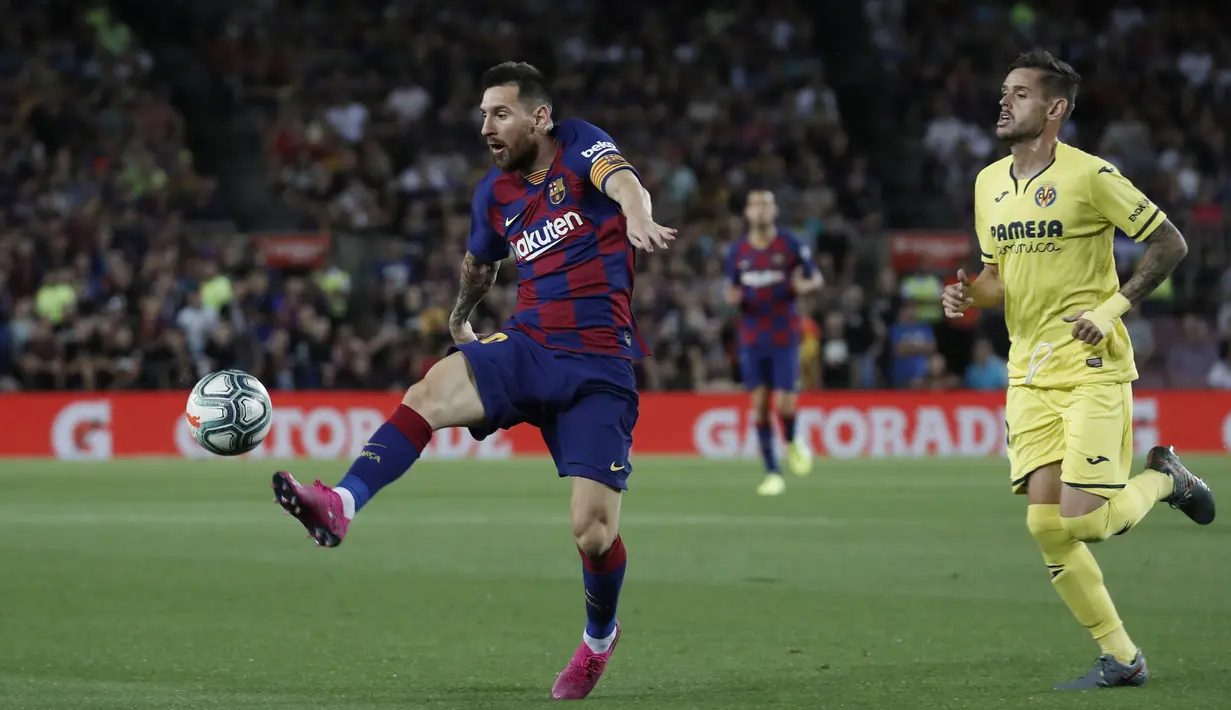 Penyerang Barcelona, Lionel Messi berusaha mengontrol bola saat bertanding melawan Villareal pada lanjutan pertandingan La Liga di Camp Nou, Rabu (25/9/2019). Barcelona menang tipis atas Villareal 2-1. (AP Photo/Joan Monfort)