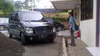 Inilah mobil Kapolsek Gunungpati, Semarang, yang sempat dihantam parang. (Liputan6.com/Edhie Prayitno Ige)