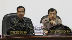 Presiden Joko Widodo didampingi Wapres Jusuf Kalla menggelar rapat terbatas di Kantor Presiden, Jakarta, Kamis (5/3/2015). Presiden menginstruksikan proyek jalan tol Trans Sumatera dimulai pembangunannya pada April 2015. (Liputan6.com/Faizal Fanani)