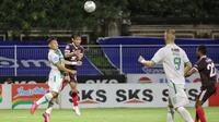 Duel PSS Sleman vs PSM Makassar pada laga pekan ke-28 BRI Liga 1 2021/2022, Selasa (1/3/2022). (Bola.com/Abdi Satria)