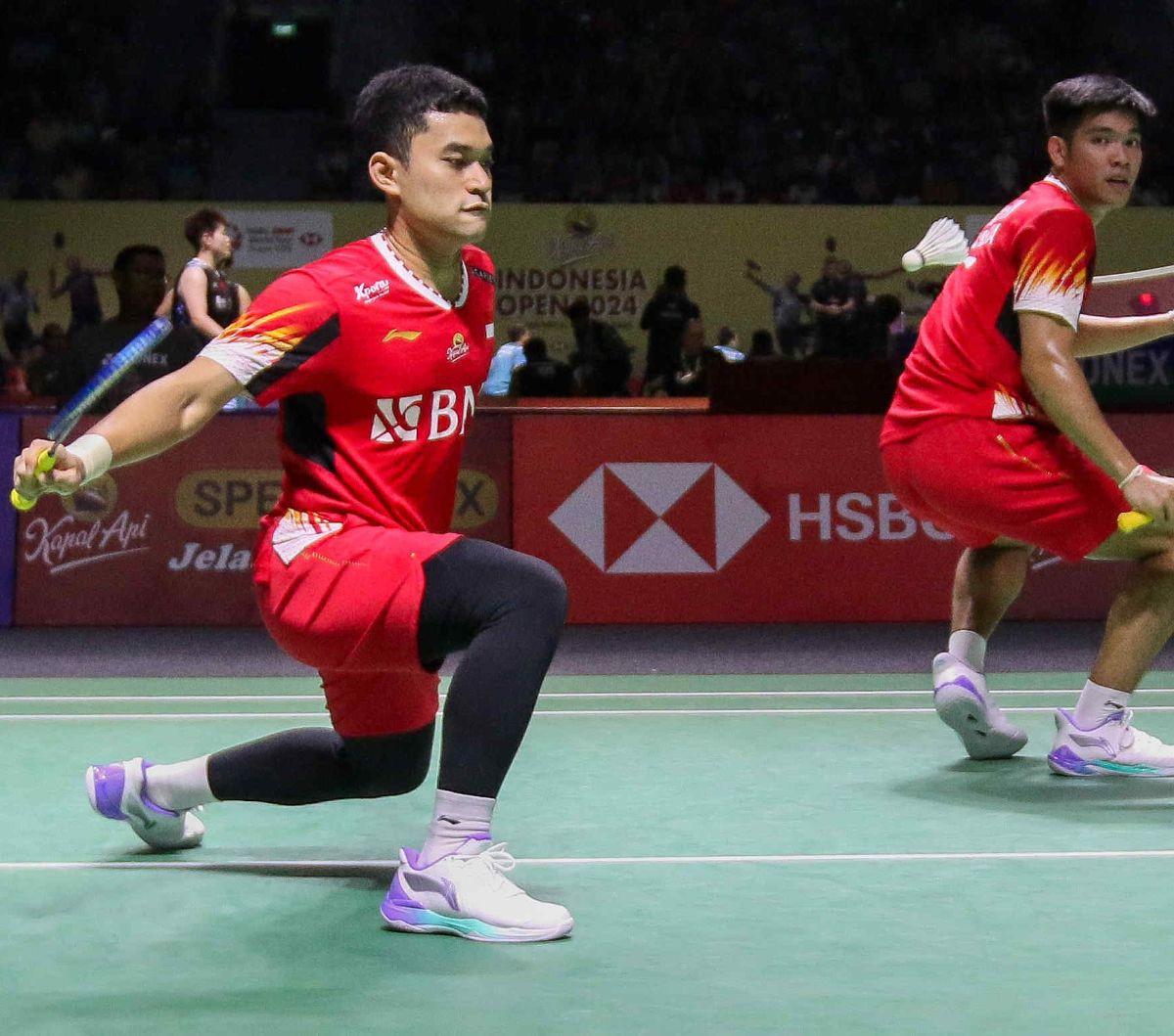 Ganda putra Indonesia, Leo Rolly Carnando/Daniel Marthin saat menghadapi kompatriotnya, Fajar Alfian/Muhammad Rian Ardianto pada babak 32 besar Indonesia Open 2024 di Istora Senayan, Jakarta, Rabu (5/6/2024). Leo/Daniel berhasil memenangkan duel melawan F