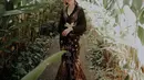 Kali ini, Sarah tampil cantik kenakan kebaya modern dan rok batik.  (Instagram/sarah_menzel).