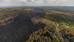 Pada 8 Mei 2023, Kanada berjuang keras untuk mengendalikan kebakaran hutan yang telah memaksa ribuan orang mengungsi, menghentikan produksi minyak, dan meratakan kota-kota, dengan provinsi barat Alberta meminta bantuan federal. (Photo by Megan ALBU / AFP)