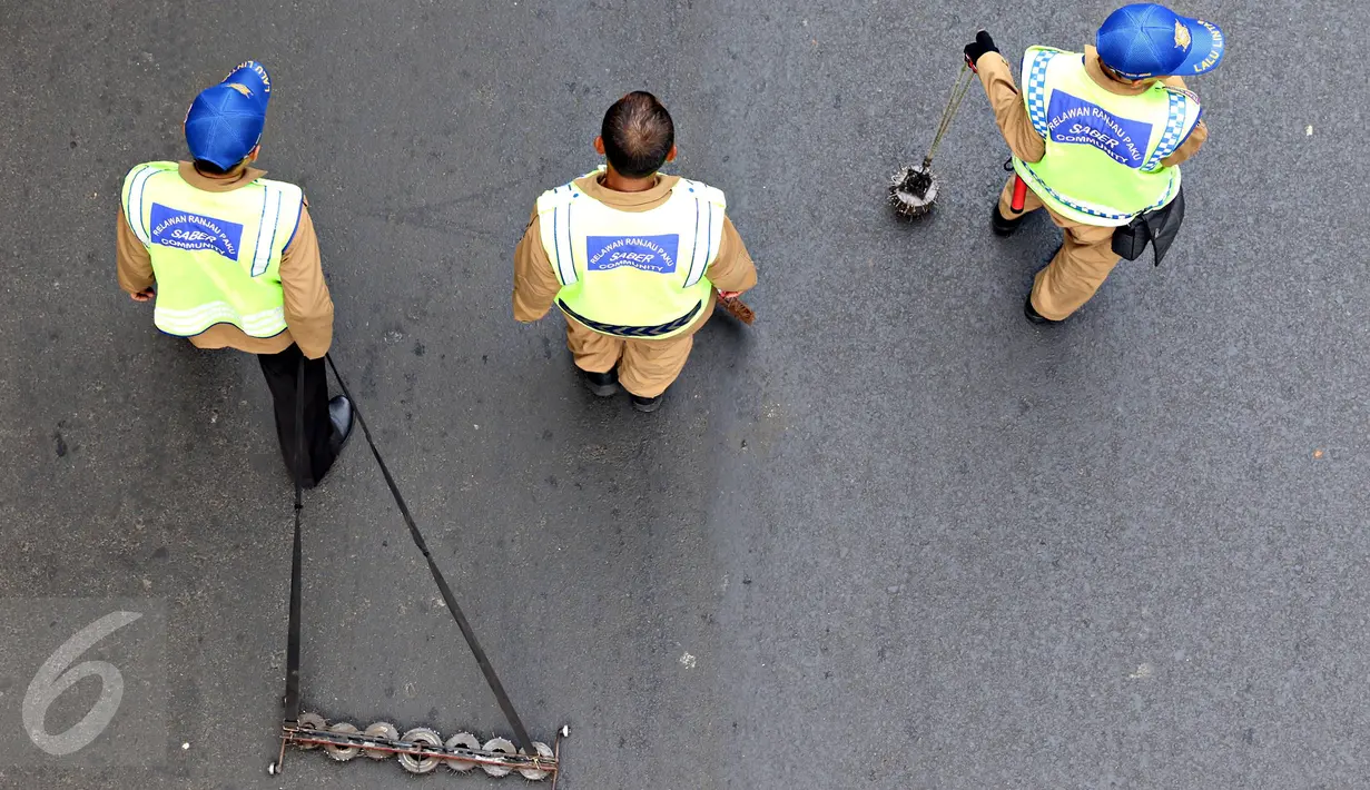 Tim Saber melakukan pembersihan ranjau paku di sepanjang Jalan Kyai Tapa, Jakarta, Jumat (6/11). Aksi ini untuk membersihkan jalan dari ranjau paku dan memberikan rasa nyaman kepada para pengguna kendaraan bermotor. (Liputan6.com/Immanuel Antonius)