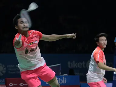 Tontowi Ahmad terbang saat mengembalikan kok ke arah pasangan Jepang, Yugo Kobayashi/Misaki Matsutomo pada babak kedua Indonesia Open 2018 di Istora Senayan, Jakarta, (5/6/2018). Tontowi/Liliyana menang 24-22, 21-19. (Bola.com/Nick Hanoatubun)