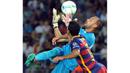 Kiper Sevilla, Mariano Barbosa berusaha mengamankan bola saat pertandingan melawan Barcelona pada laga UEFA Super Cup di Tbilisi, Georgia, Selasa (11/8/2015). Bercelona menang 5-4 atas Sevilla. (AFP Photo/Vano Shlamov)