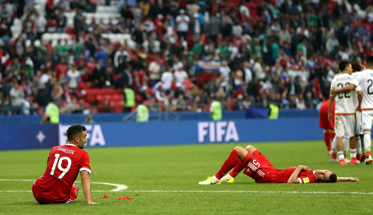 Sejumlah pemain Rusia tampak kecewa usai kalah dari Meksiko pada laga Grup A Piala Konfederasi 2017 di Kazan Arena, Kazan, Sabtu (24/6/2017). Rusia kalah 1-2 dari Meksiko. ( EPA/Tolga Bozoglu)