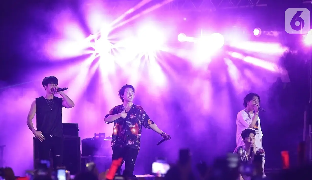 Penampilan boyband Korea, iKON pada festival musik GUDFEST 2019 hari pertama di Helipad Parking Ground, Senayan, Sabtu (2/11/2019). iKon tampil energik selama 40 menit dengan membawakan lagu-lagu hits milik mereka. (Fimela.com/Bambang E. Ros)
