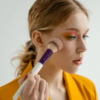 Makeup yang mudah crack umumnya dipengaruhi oleh cara mempersiapkan kulit dan teknik layering produk. (Foto/dok: Pexels/MART PRODUCTION)