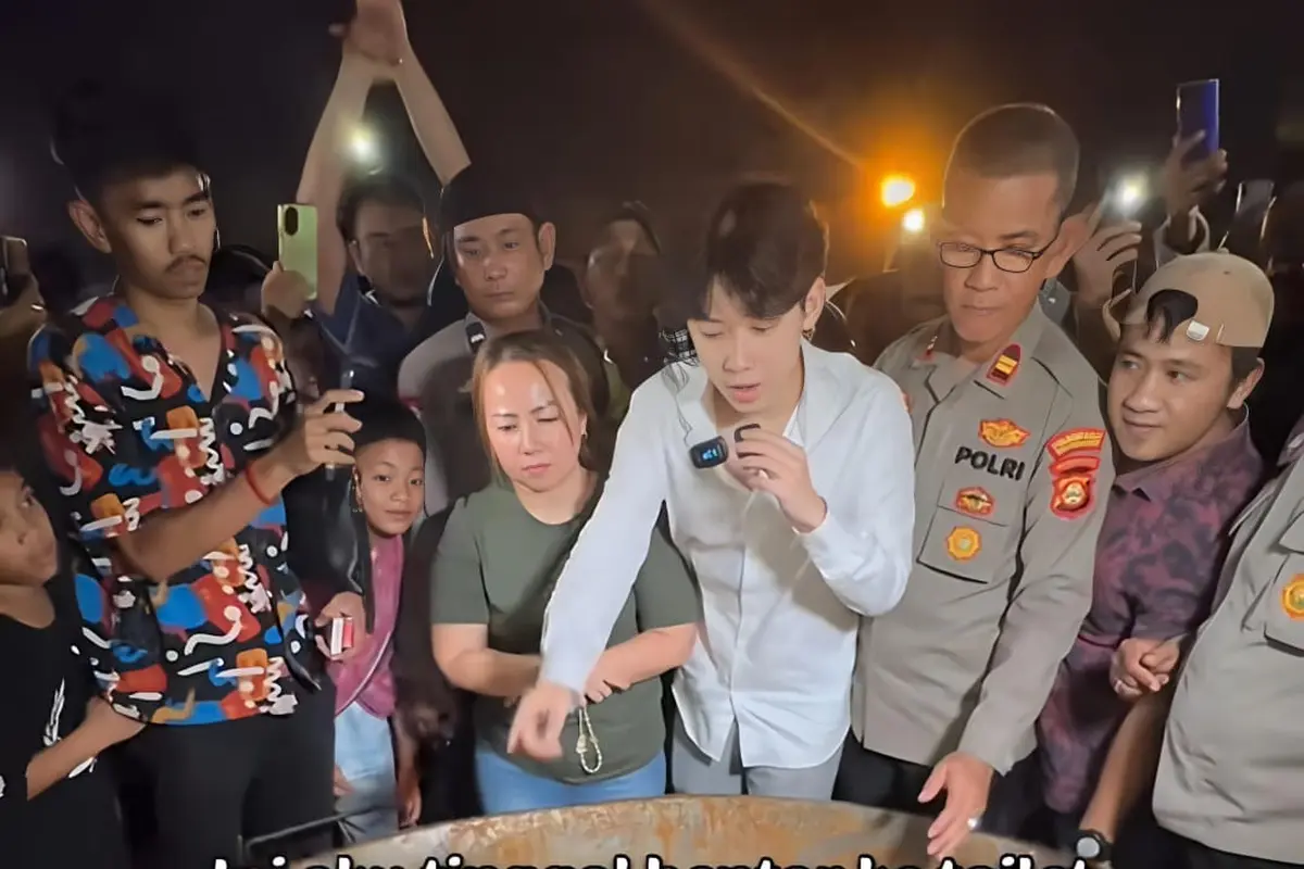 Video rendang 200 kg yang dimasak selebgram Willie Salim yang ludes diambil warga Palembang dalam waktu 15 menit. Konten ini pun berbuntut panjang. (Tangkapan layar)