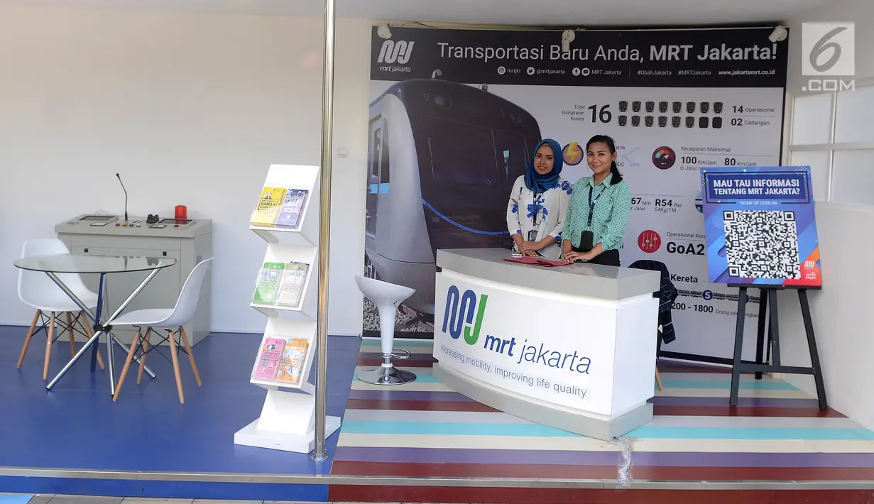 Petugas mini information center Mass Rapid Transit (MRT) Jakarta berjaga di Stasiun Dukuh Atas, Jakarta, Jumat (4/1). PT MRT membangun pusat layanan informasi di Stasiun MRT Dukuh Atas. (Liputan6.com/Herman Zakharia)