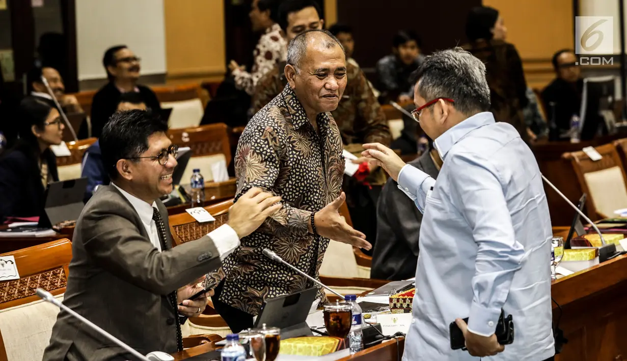 Ketua KPK Agus Rahardjo bersama Wakill Pimpnan KPK Laode Muhammad Syarif mengikuti Rapat Dengar Pendapat dengan Komisi III DPR, di Kompleks Parlemen Senayan, Jakarta, Senin (23/7). (Liputan6.com/Johan Tallo)